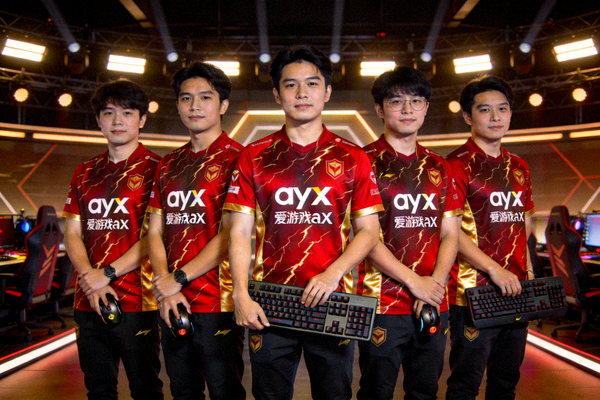 东南亚新锐战队Crimson Thunder展示印有爱游戏ayx赞助商标志的全新队服